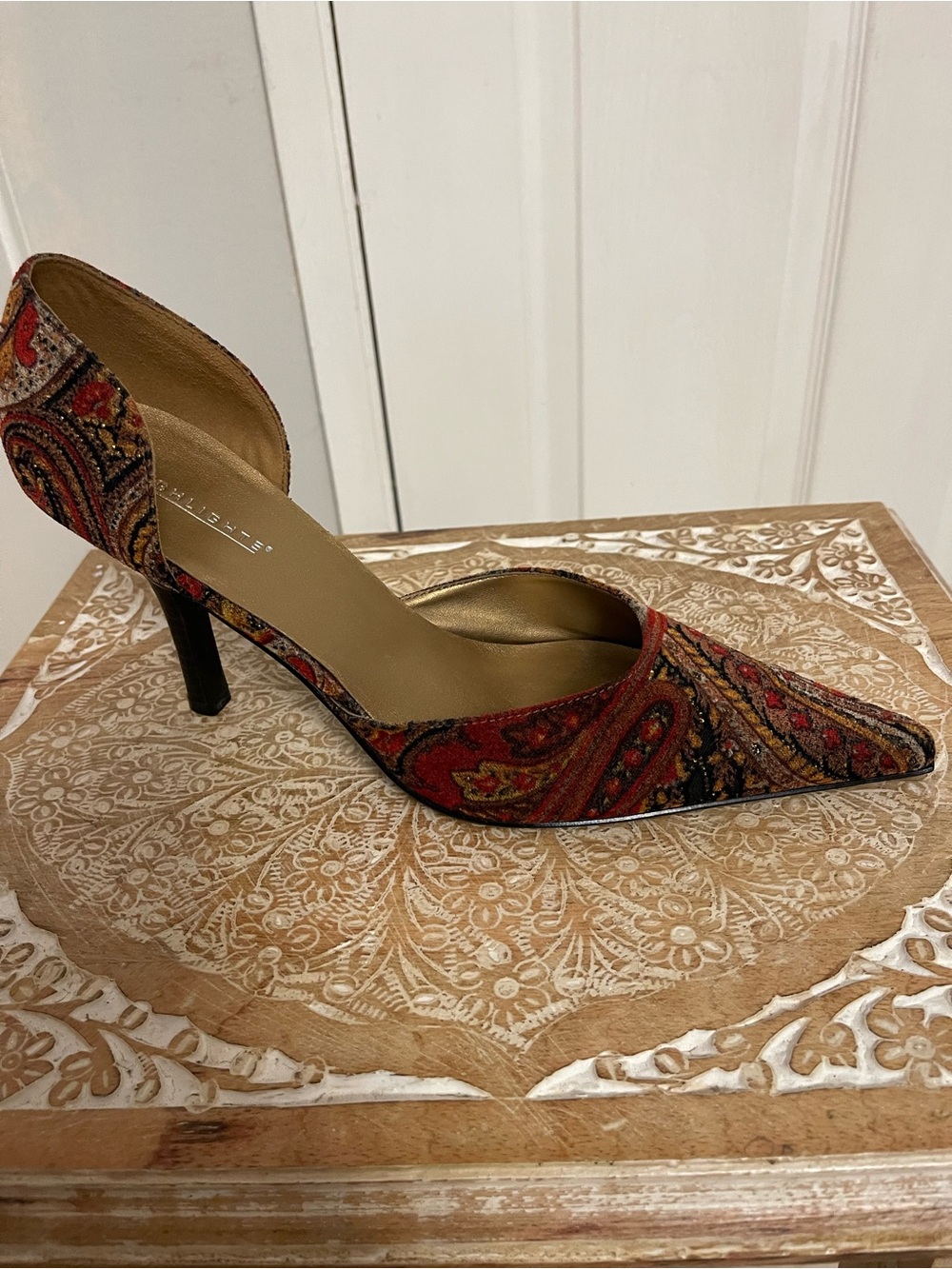 Paisley Red Pointed-Toe D'Orsay Pump. Highlights pointed toe pump. Size 11.